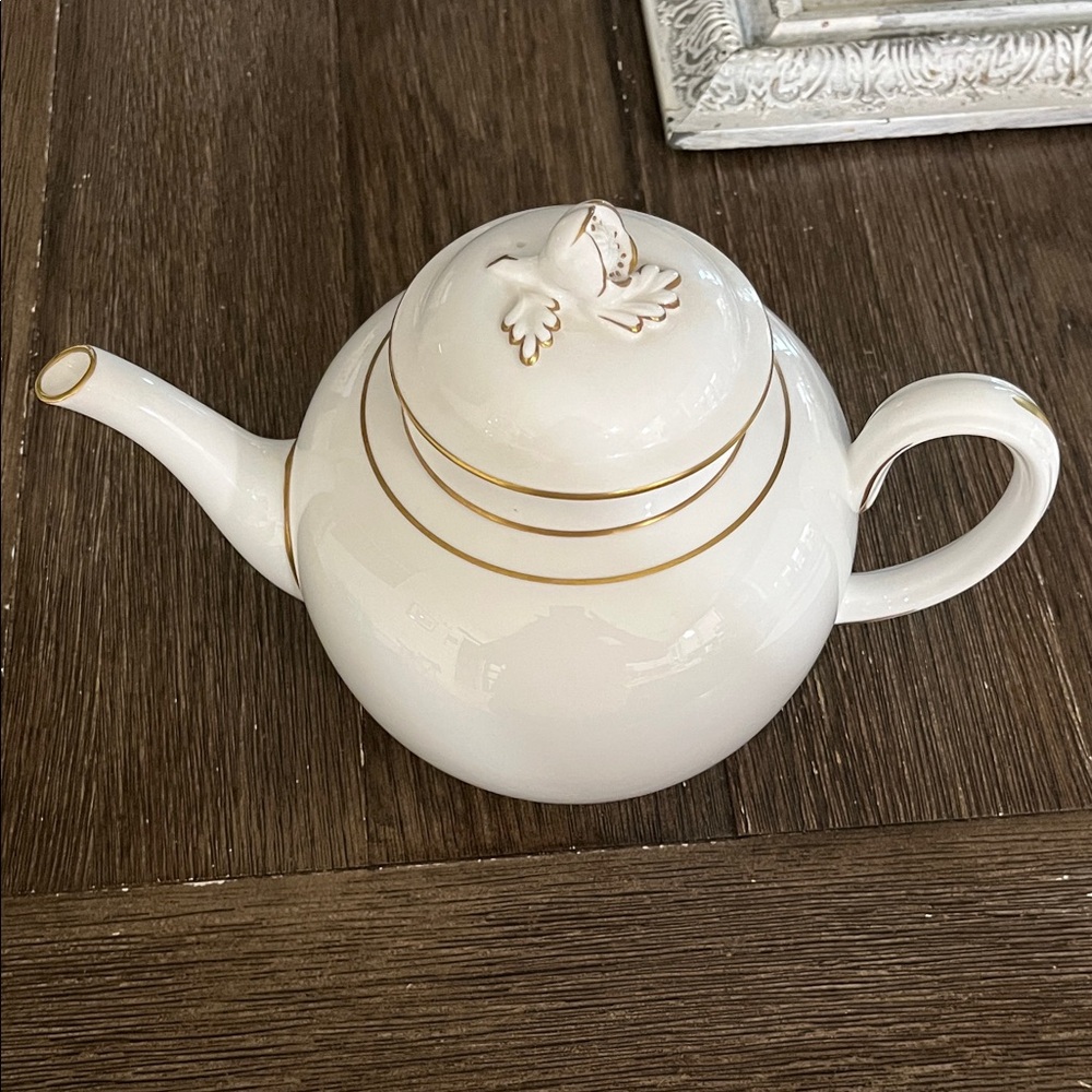 Elegant White Teapot with Gold Accents Contessa